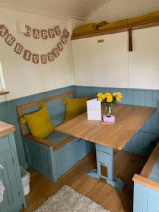 Romantic Shepherds Hut With Stunning Sunsets Hollingbourne Εξωτερικό φωτογραφία